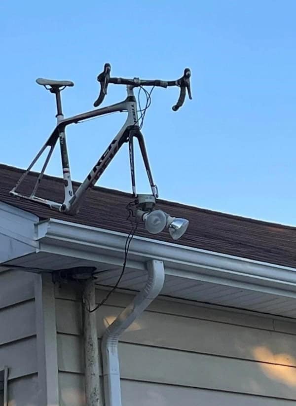 This has to be one of the most shocking and hilarious inventions in the history of redneck engineering. Using the toilet tank as a food warmer is a truly next-level creative solution.