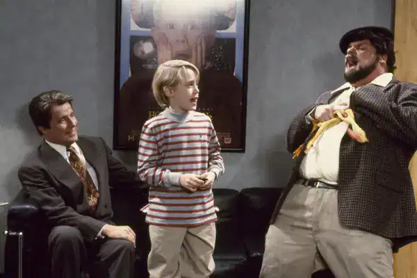 legendary Saturday Night Live moment in 90s pictures featuring Macaulay Culkin acting alongside Phil Hartman and Chris Farley during an incredibly funny sketch parodying Home Alone.