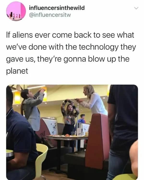 Tweet about people standing up on restaurant booths to take photos of their food.