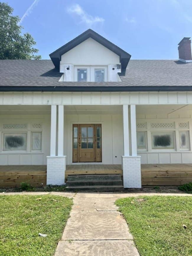 House with smeared, unfinished windows, a classic among construction fails from the curb.
